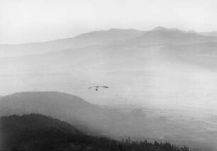 Gleitschirmflieger in den Bergen