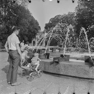 Mann mit Kind im Bürgerpark Pankow, 1967. SW-Foto © Kurt Schwarz.