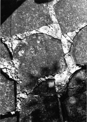 Grabstein 84 (Index: 99796427) Material: Sandstein Zustand: verwittert Maße HxBxT: 0x0x0 cm Beschreibung: Stele, Konvexbogenabschluß Symbolik: segnende Hände: Grabstein 84