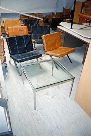 Mommsenstraße: Kreisverwaltung, Stormarnhaus: Innenansicht: Lagerraum, Detailaufnahme: Ledersessel, Glastisch
