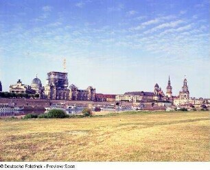 Sekundogenitur : Blick vom Neustädter Ufer über die Elbe gegen Brühlsche Terrasse mit Gebäuden des Sächsischen Kunstvereins und der Hochschule für Bildende Künste mit der eingerüsteten Frauenkirche im Hintergrund, Sekundogenitur und Ständehaus sowie gegen Hausmannsturm und Kathedrale