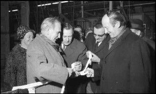 Freiburg: Rhodiaceta, Ministerpräsident Dr. H. Filbinger in der Nylon-Produktion