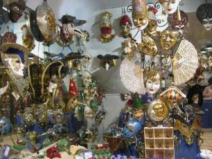 Venedig 2005 - Karnevalmasken : Karnevalmasken in einem Schaufenster. Aufgenommen im Februar 2005 in Venedig