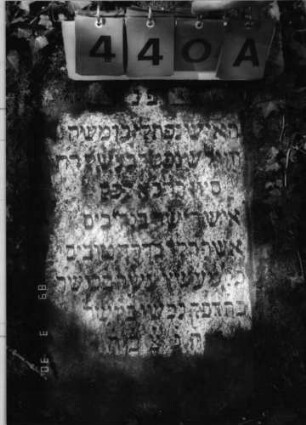 Grabstein 440 (Index: 99791997) Material: Sandstein Zustand: leicht verwittert, Stele liegend Maße HxBxT: 100x54x18 cm Beschreibung: Stele, Rundbogenabschluß, Schriftfeld eingetieft Symbolik: gestelztes Rundbogenfries: Grabstein 440A