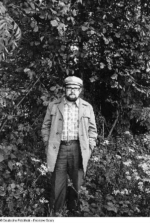 Der Schriftsteller Kito Lorenc im Freien, aufgenommen in Hochkirch-Wuischke