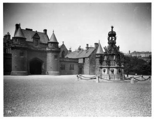 Edinburgh, Schottland. Holyrood-Palace, Westflügel mit Brunnen