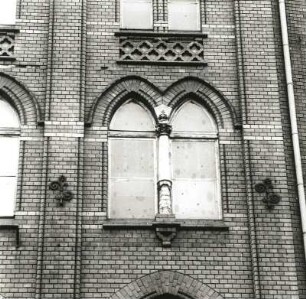 Cottbus, Rudolf-Breitscheid-Straße 1/Ecke Taubenstraße. Verwaltungsgebäude (Finanzamt, ehemaliger Rat der Stadt; um 1900). Fenster, 2. Obergeschoss