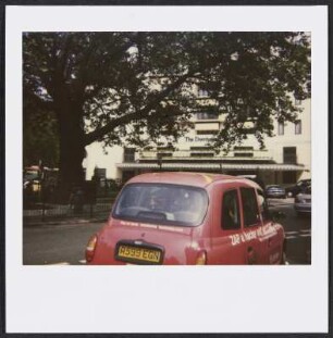 Auto vor dem Hotel The Dorchester in London