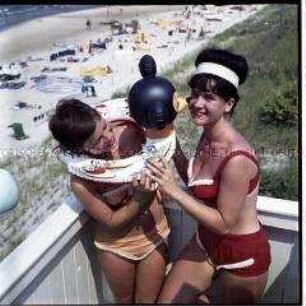 Zwei junge Frauen am Ostsee-Strand