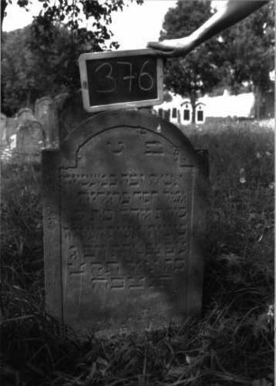 Grabstein 376 (Index: 100102869) Material: Sandstein Zustand: leicht verwittert Maße HxBxT: 88x54x7 cm Beschreibung: Stele, eingezogener Rundbogenabschluss, Schriftfeld eingetieft mit eckigen Einzügen: Grabstein 376