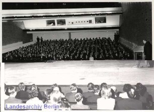 Ausstellungen (25.03.1962 - 15.04.1963); "Wilhelm Wagenfeld" (Zusammenarbeit mit Fabriken 1930 - 1961); "Neue Heimtextilien aus Dänemark"; "Signum 62" (Entwicklung des Warenzeichens); Eröffnung in der Akademie der Künste; Hanseatenweg 10 (Tiergarten)