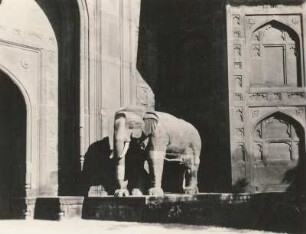 Neu-Delhi, Indien. Steinelefant am Delhi-Tor, Südeingang der Bastion Rotes Fort (1638-1648; seit 2007 Weltkulturerbe der UNESCO)