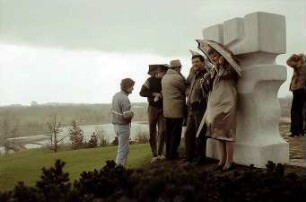 Berlin: Bundesgartenschau 1985; Besucher auf dem Berg in Sturm und Regen
