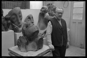 Horst Weiße (1919-1993) in seinem Atelier in Bautzen; Bildhauer