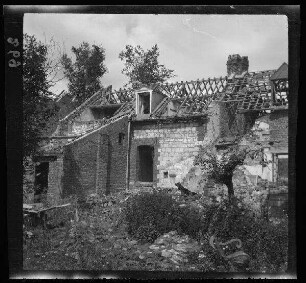 [Saint-Laurent-Blangy (Dep. Pas-de-Calais, Frankreich):] Gebäuderuine (Rückseite)