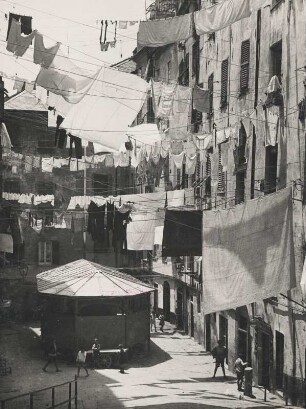 Genua. Italien. Altstadt. Ein öffentliches Waschhaus und aufgehängte Wäschestücke zwischen den Häusern