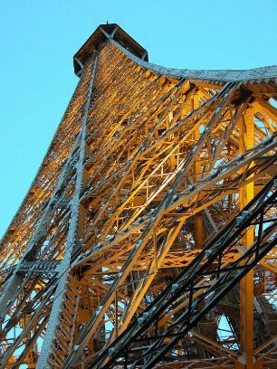 Eiffelturm, abendliche Beleuchtung, Blick zur Spitze