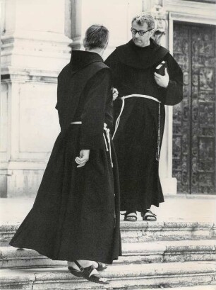 Padres vor der Wallfahrtskirche, Loreto