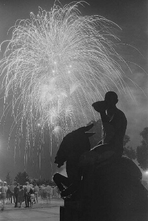 Dresden. Bacchus auf Esel reitend von Georg Wrba (1910) am neuen Platz (früher am ehem. Eingang zum Ratskeller, Kreuzstraße, jetzt wieder dort aufgestellt), Feuerwerk