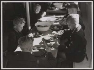 Mittagessen auf dem Schulheimschiff "Hans Schemm"