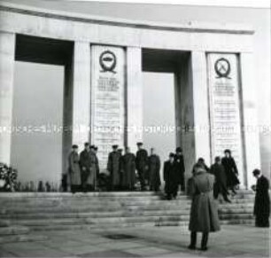 Eine Kompanie der Roten Armee bei der Kranzniederlegung am Jahrestag der Oktoberrevolution von 1917 am sowjetischen Ehrenmal im Tiergarten