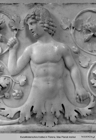 Camerino di alabastro : Ornamentrelief mit der Halbfigur eines jungen Mannes in der Mitte