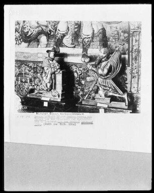 Zwei Figuren vom Altarwerk aus der Spitalkirche in Landshut