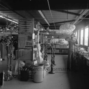 Carl Prediger K.G.: "Lampen-Prediger": Fabrik für Beleuchtungskörper: Gewerbegebiet Nord: Kornkamp: Fabrikationshalle: Innenansicht: Arbeiter, Kronleuchter und Stehlampen