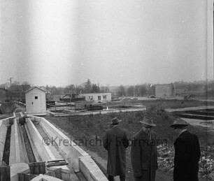 Zentralklärwerk: Bünningstedter Straße: Besichtigung durch Bürgermeister Kurt Fischer und kommissarischen Stadtbauamtsleiter Clasen: Überlaufbecken: im Hintergrund Faulbehälter, Pumpstation, Tropfkörper