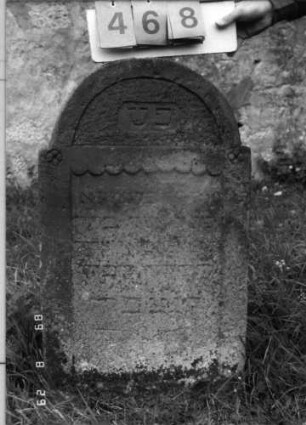 Grabstein 468 (Index: 100108023) Material: gelbgrauer Sandstein Zustand: stark verwittert, weitgehender Textverlust Maße HxBxT: 87x47x12 cm Beschreibung: Stele, eingezogener Rundbogeabschluß, Schriftfeld rechteckig eingetieft Besonderheit: Kindergrab: Grabstein 468