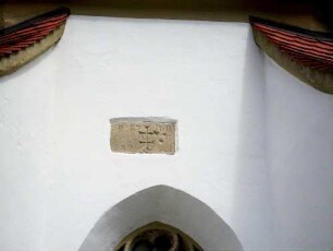 Langhaus Traufseite Süd-Bubenhofensche Kapelle - Werkkstein mit Jahreszahl 1499 sowie Initialen sichtig mit umgebenden Putz