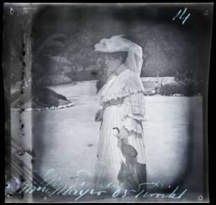 Montreux-Territet. Mme E. Mayer auf der Terrasse des Hôtel des Alpes