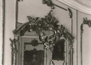Dessau-Roßlau-Mosigkau. Schloß Mosigkau (1752-1757; C. F. Damm). Intimes Kabinett. Stuckdekoration und Holzschnitzerei als Spiegelrahmen (J. M. Hoppenhaupt