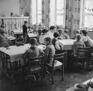 Ganztagsschule (Spielen-Lernen-spielend lernen). Beim Spielen im Schulhort (wahrscheinlich in der Haydnschule in Dresden-Striesen)