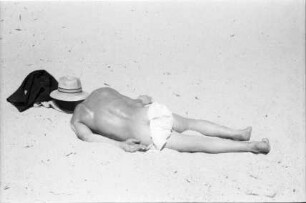 St. Konstantin: Schlafender am Strand
