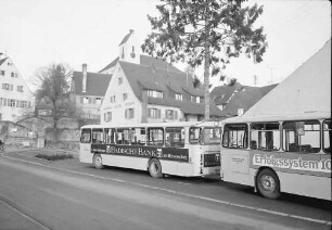 Opfingen: Städtische Busse an der Haltestelle