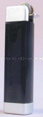 Feuerzeug mit Werbeaufdruck für "Astor"-Zigaretten