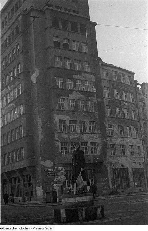 Reiseaufnahmen aus Dresden : Verkehrspolizistin auf dem Albertplatz