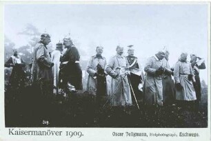 Kaisermanöver 1909, Kaiser Wilhelm II. in Dragoner-Uniform vor Stativ mit Karte, daneben König Wilhelm II. von Württemberg sowie Offiziere, unter diesen Oskar von Lindequist, Generaloberst, Wilhelm Doertenbach, Hauptmann,