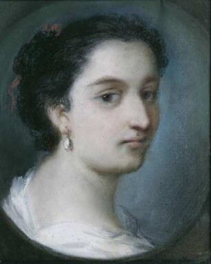 Eine Dame in weißem Gewand mit rotem Band im Haar