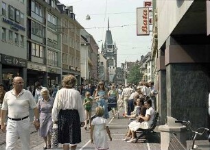 Freiburg i. Br.: Fußgängerbetrieb in der Kaiser-Joseph-Straße