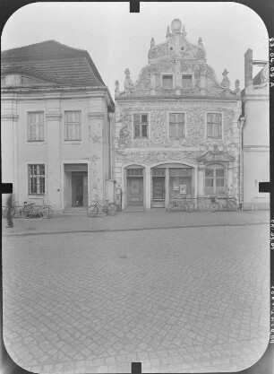 Luckau, Am Markt 31/30. Wohnhäuser mit Laden (2. H. 18. Jh. [Nr. 31], 1718 [Nr. 30]). Straßenfront