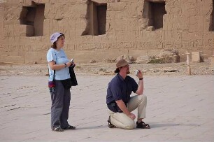 Luxor - Menschen im Amuntempel von Karnak : Touristen im Amun-Tempel von Karnak, Luxor, aufgenommen 2006