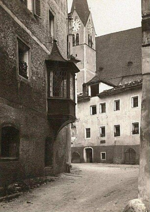 Rattenberg/Österreich, Pfarrgasse 8. Mesnerhaus (M. 16. Jh.) und St. Virgiliuskirche (1473-1506; 18. Jh.)