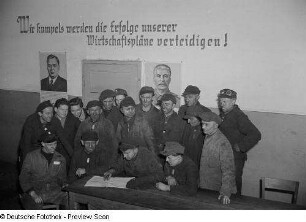 Arbeiter während des Lesens einer Zeitung