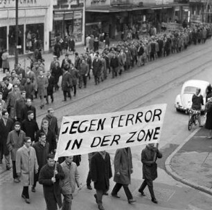 Demonstration Karlsruher Studenten und Studentinnen gegen die politischen Verhältnisse in der Ostzone.