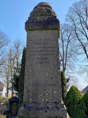 Eichede: Ehrenmal im Kirchhof für die Gefallenen des Ersten Weltkriegs