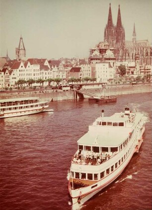 Köln, Blick auf Rhein, Schiffe und Altstadtfront und Dom