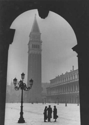 Italien. Venedig. Markusplatz im Schnee. Im Hintergrund der Markusturm, der Campanille, der Glockenturm der Kirche San Marco. Januar 1938