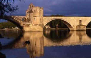 Avignon - Die historische Brücke : Die historische Brücke spiegelt sich in der Rhône. Aufgenommen 2001 in Avignon